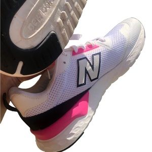 New Balance sneakers. White, with pink decor Size 9,5.Like new.